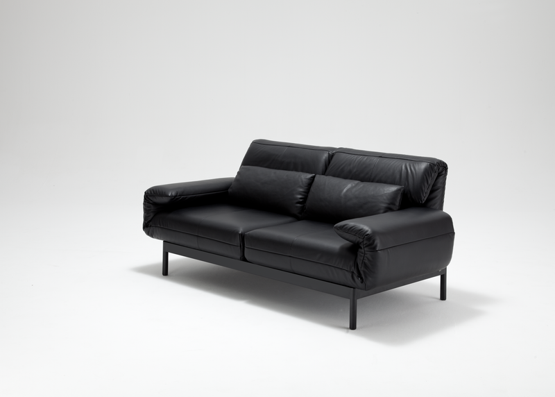 Schwarze Ledercouch Rolf Benz Plura mit schwarzen Kissen