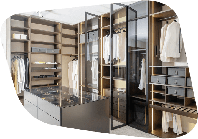 Begehbarer Kleiderschrank mit Vitrinenfächern und Beleuchtung
