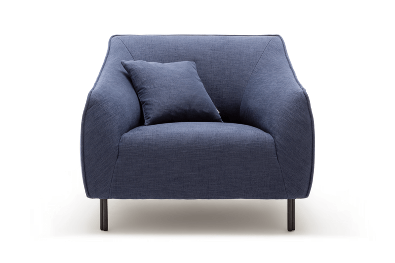 Eleganter blauer Sessel mit passendem Kissen, ideal für modernes Wohndesign