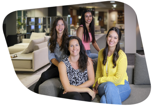 Onlineshop-Team auf einer Couch mit 4 Personen