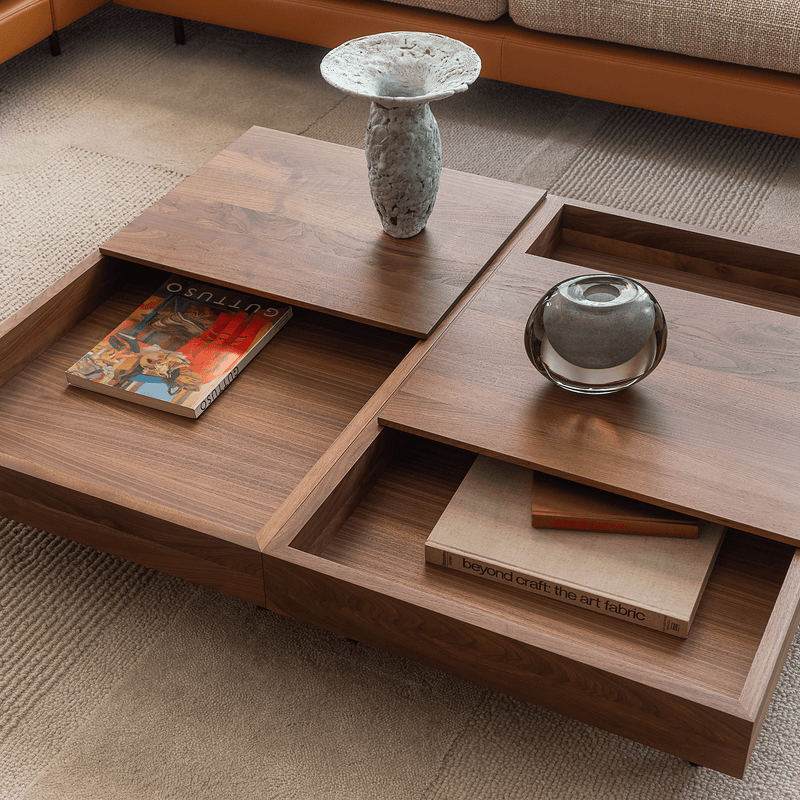 Rolf Benz 906 SINA - Couchtisch mit Ablage | alle Ausführungen konfigurierbar Moderner Holz-Couchtisch mit Büchern und Deko-Objekten in stilvoll eingerichtetem Wohnzimmer