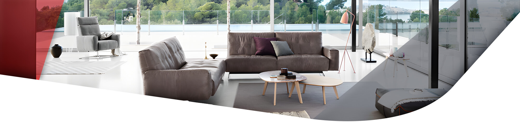Wohnzimmer mit großer Glasfront und braunen Ledersofas