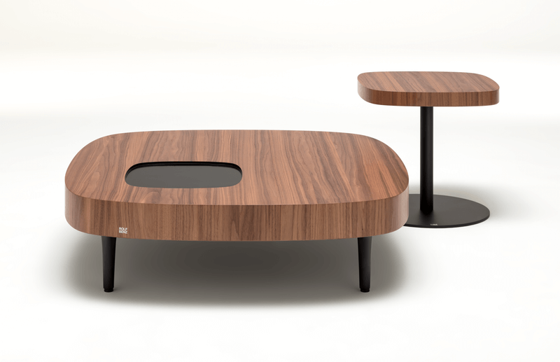 Zwei moderne Holztische mit schwarzen Metallfüßen, perfekt für ein stilvolles Wohnzimmer