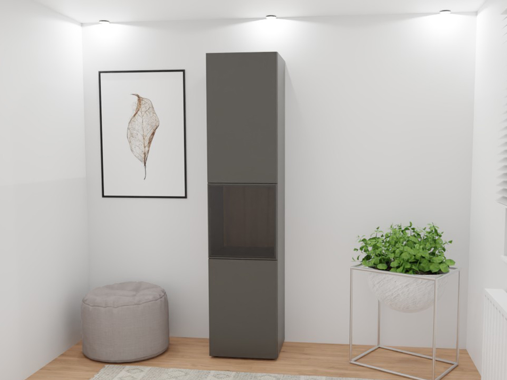 Sudbrock Cubo - Standvitrine | B: 50,0 cm | H: 217,8 cm | Lack onyxgrau | Türanschlag links Ecke eines Zimmers mit einer hohen grauen Kommode, einem grauen Hocker, einem kunstvollen Bild an der Wand und einem Blumentopf mit grüner Pflanze auf einem Metallgestell.