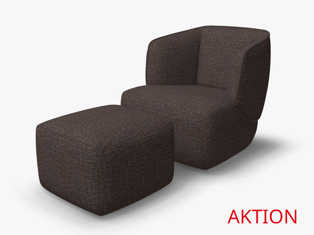 brauner designersessel mit hocker vor weißem hintergrund
