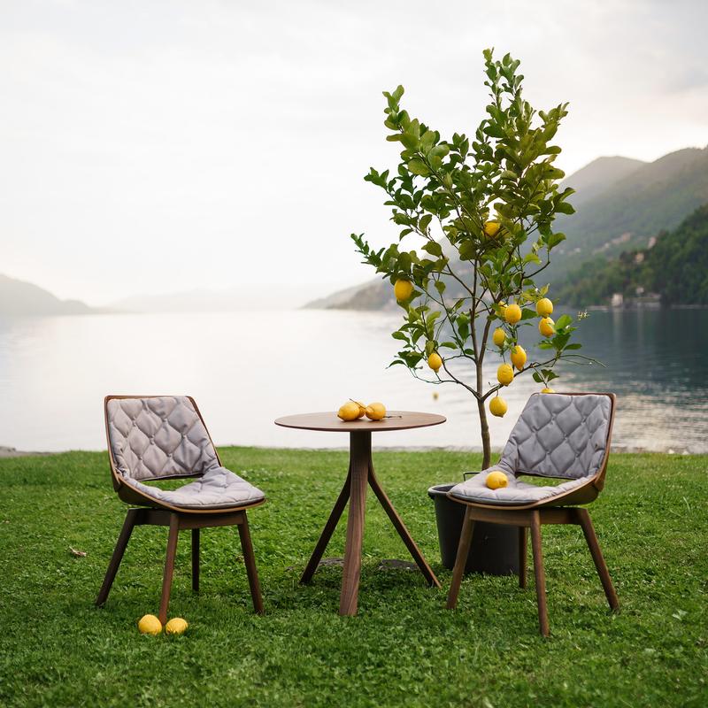 Schalenstühle mit gestepptem Polstersitzkissen vor einem See