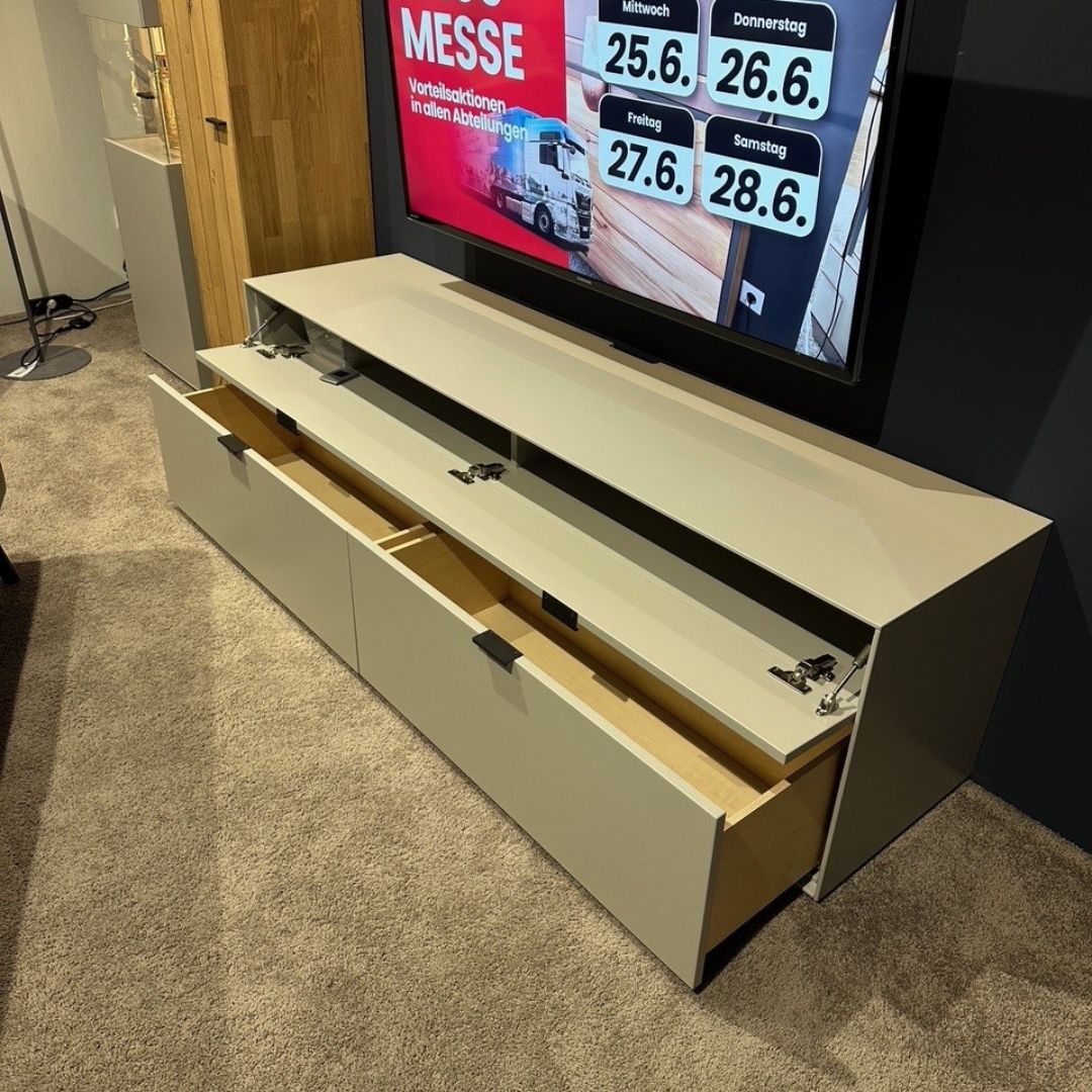 Lowboard mit geöffneter Schublade und Klappfach