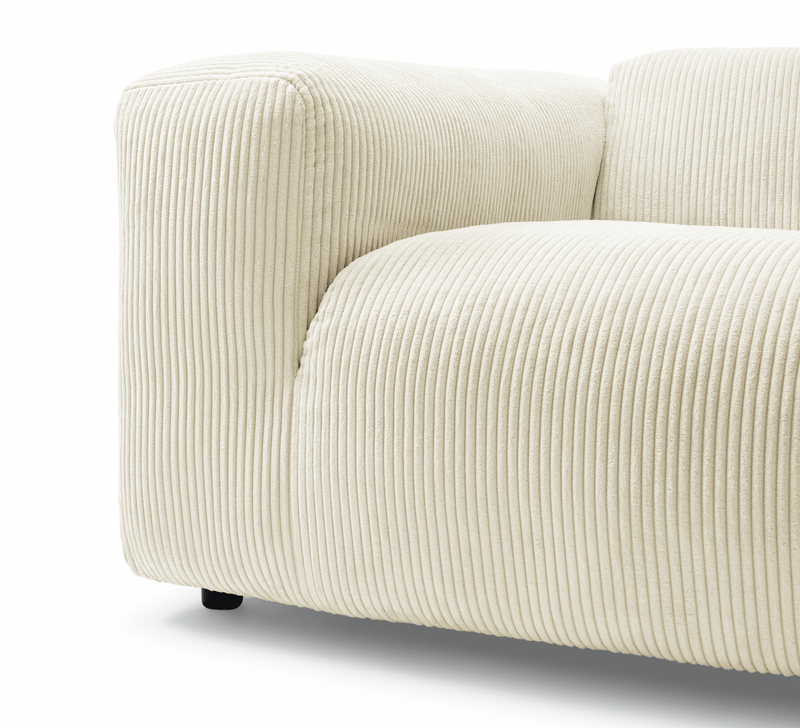 Nahaufnahme eines Sofas mit cremeweißem Cordstoff, modernes Design