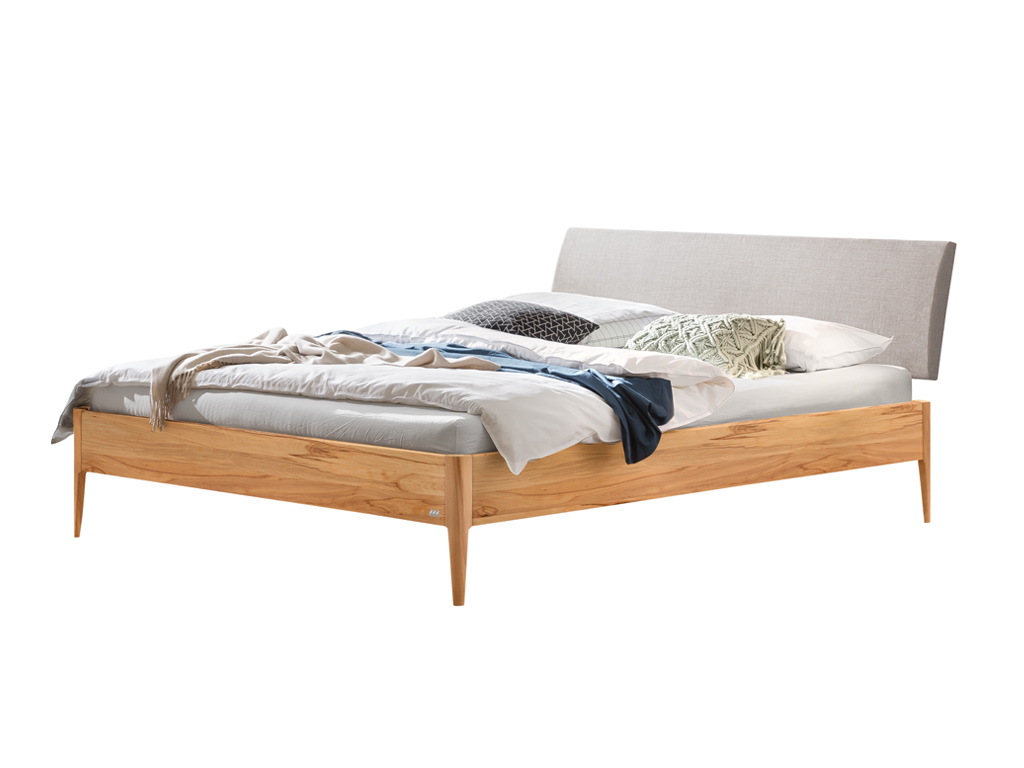 Ein fertig montiertes Hasena Fanano Bett mit einem Bettrahmen aus Buche und einem hellgrauen, gepolsterten Kopfteil. Das Bett ist mit Bettwäsche und Kissen dekoriert und steht vor einem weißen Hintergrund.