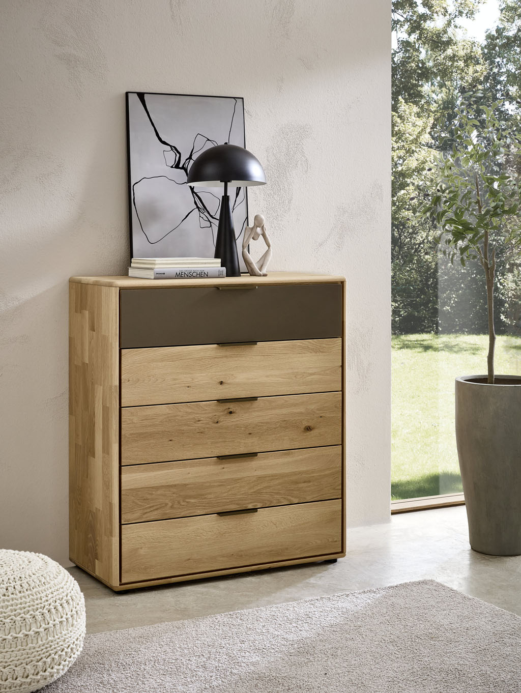 Moderne braune Kommode mit fünf Schubladen obere Schublade mit dunkelbraunen Akzent stilvoll dekoriert in einem modernen Zimmer