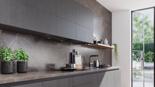 Weitere Gesamtansicht der Küche: Eine weitere Aufnahme der modernen, dunklen Küche mit der unauffällig integrierten Siemens Dunstabzugshaube und Blick auf die Terrasse.