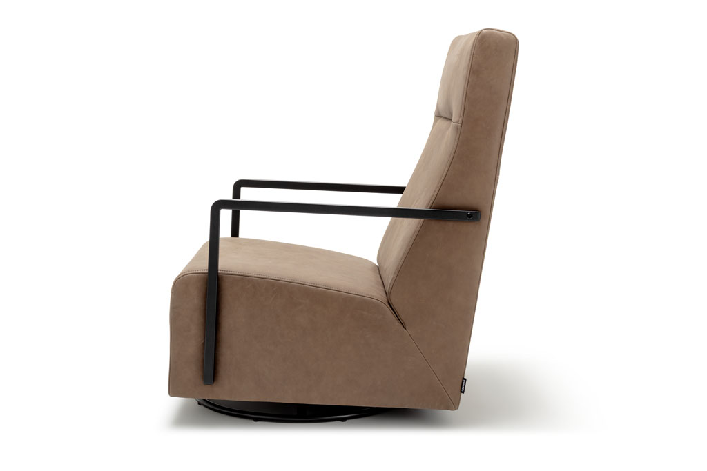 brauner Polstersessel mit schwarzen Metallarmlehnen in eckiger Form vor weißem Hintergrund