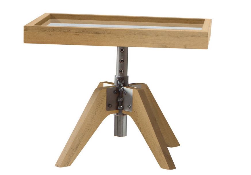 hellbrauner exklusiver Holznachttisch auf dreibeinfüßen und einer Platte in Tablettform mit Glasablage Hasena Carpi vor weißem Hintergrund