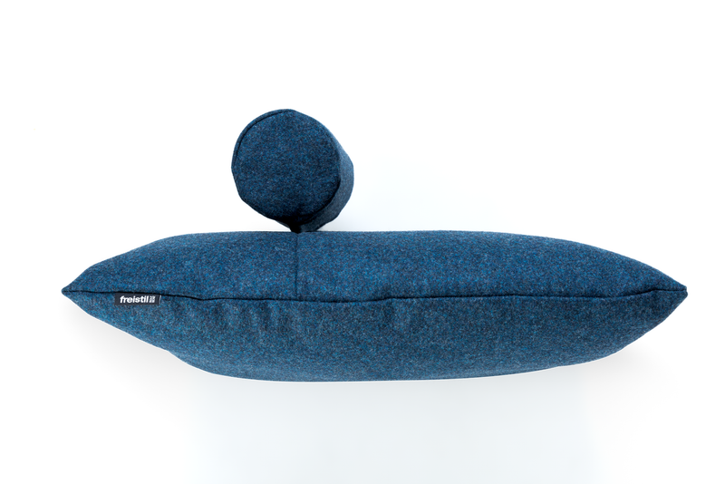 Blaues rechteckiges Stoffkissen mit freistil-Label und rundem Kissenaufsatz