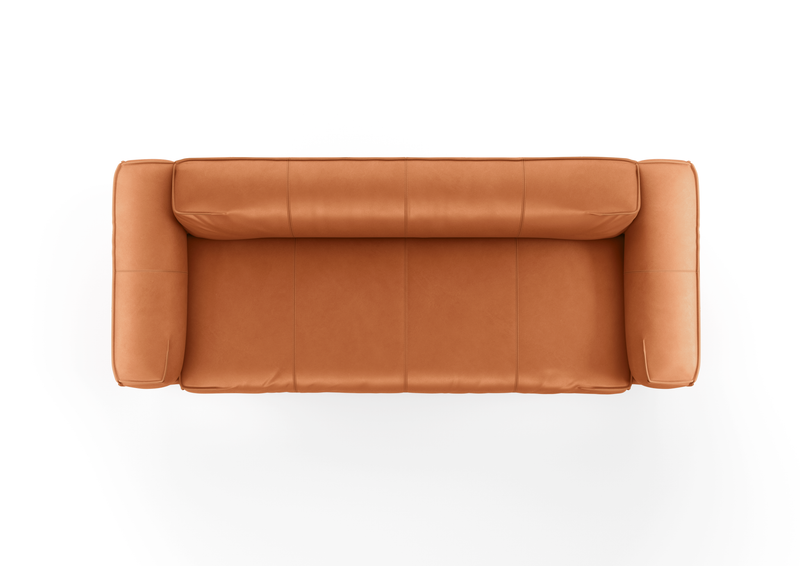 Draufsicht auf eine moderne, caramelbraune Ledercouch mit minimalistischen Designlinien