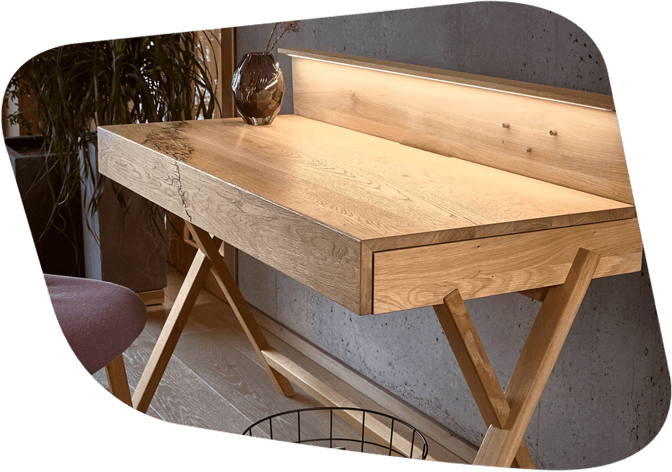 Holzschreibtisch mit Holzmaserung und Beleuchtung