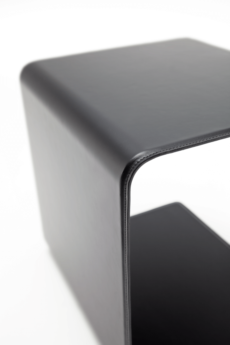 Nahaufnahme eines modernen schwarzen Beistelltischs aus Metall mit abgerundeten Ecken