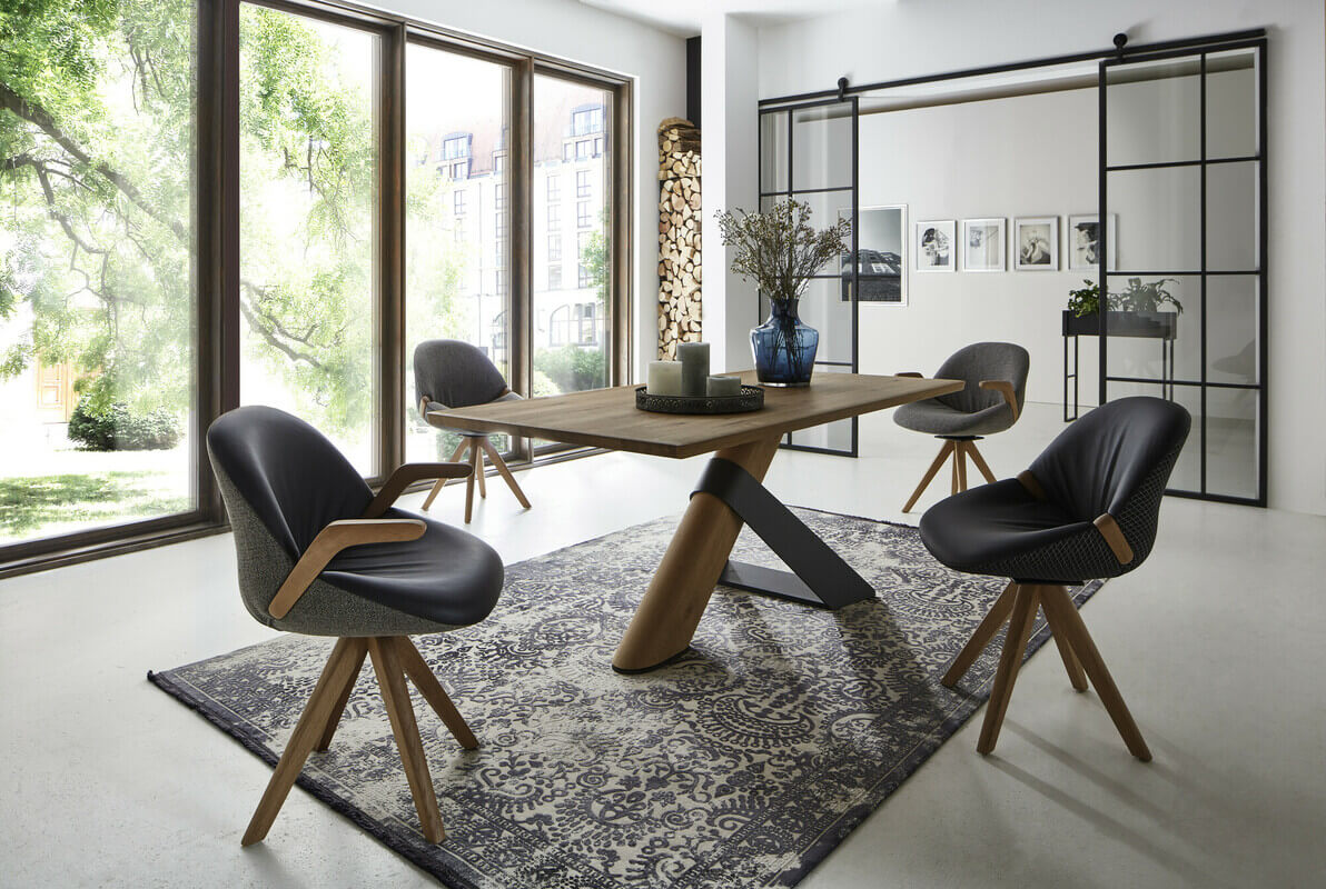 Massivholz Esszimmermöbel mit Designertisch und Polsterstühlen