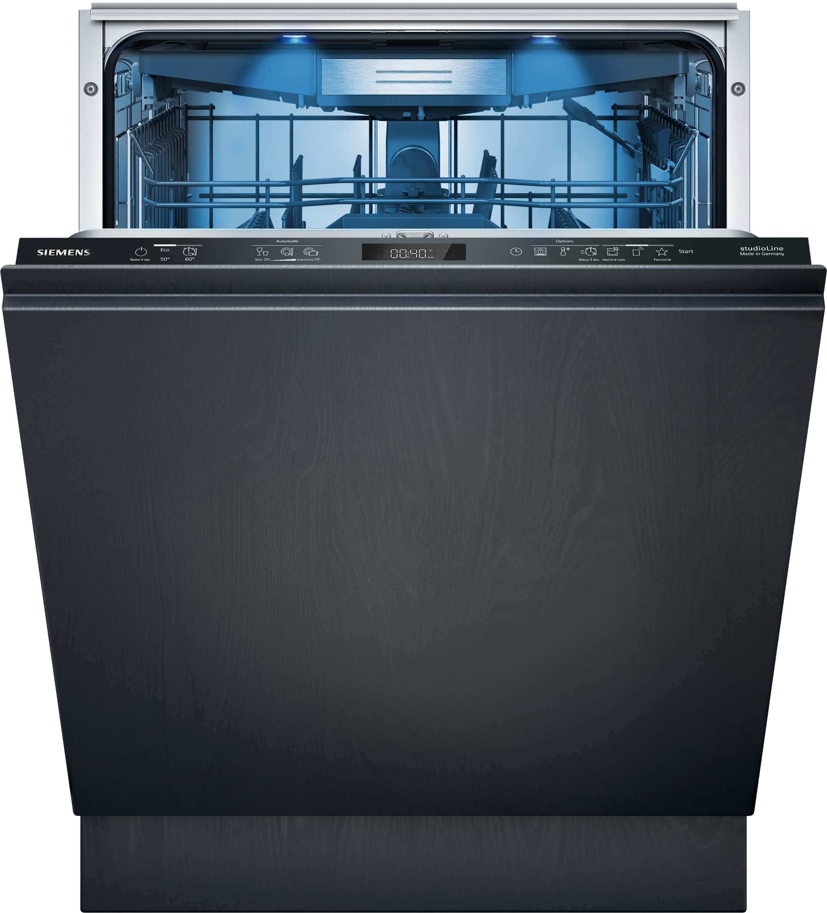 Die Frontansicht einer integrierten Siemens-studioLine-Geschirrspülmaschine mit integrierter Bedienblende und blauer Innenbeleuchtung.