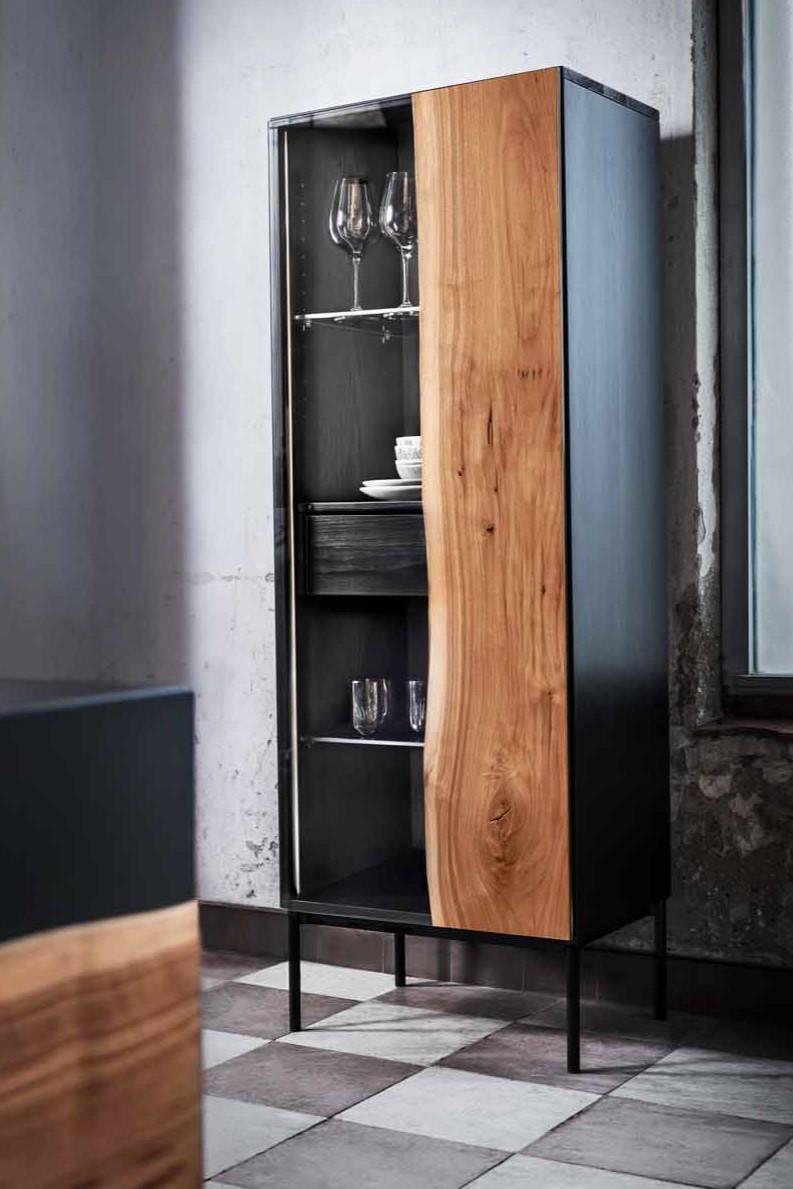 Wimmer 18Hundert | Highboard mit Beleuchtung| B: 55,6 cm |  153105 Vitrinenschrank mit Holz- und Glaselementen, ausgestattet mit Gläsern und Geschirr, in einem stilvollen Raum