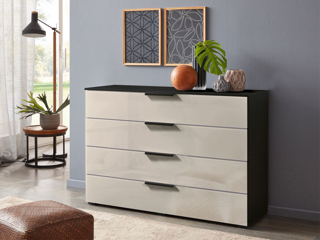 schwarze, beige Kommode mit vier Schubladen in einem modernen zimmer stilvoll dekoriert