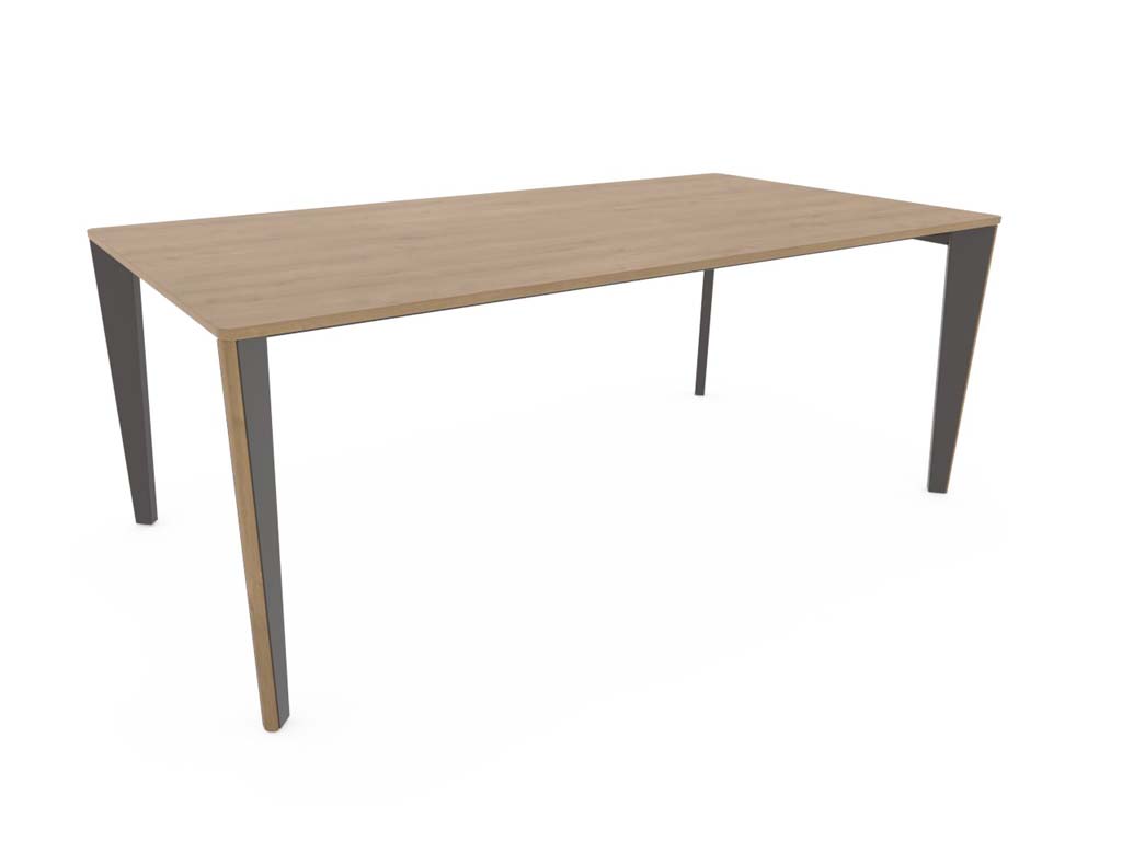 Ein moderner, rechteckiger Esstisch mit Holzplatte und schrägen Metallbeinen in einem minimalistischen Design.