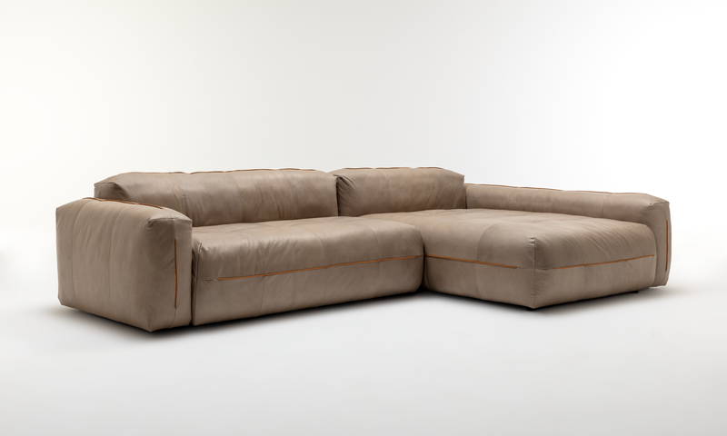 Rolf Benz 542 Moyo - Polstergarnitur | B: ca. 329 cm Beiges Leder-Ecksofa mit modernen Linien und bequemem Design auf weißem Hintergrund
