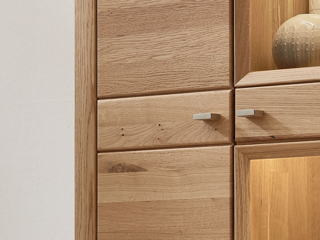 Detailaufnahme eines braunen Holzschrankes