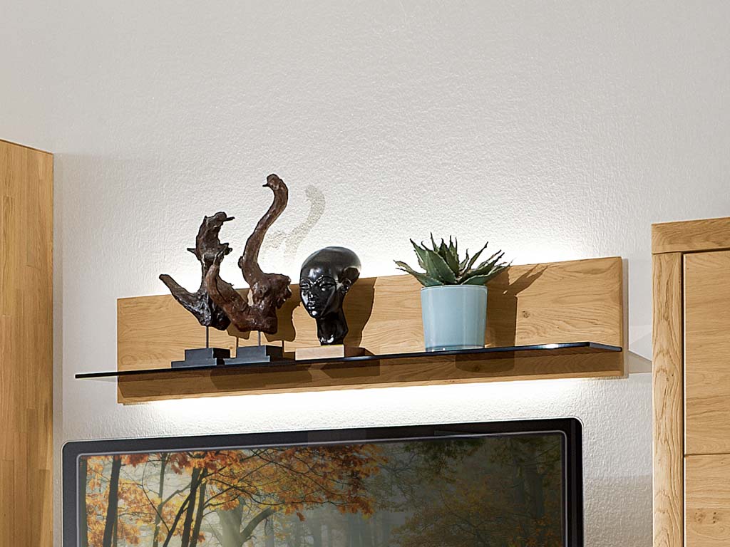 Holzwandregal mit Skulpturen und Topfpflanze