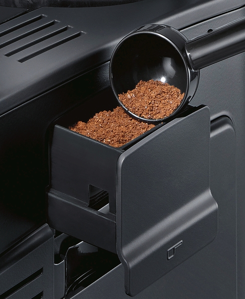 Kaffe gemahlen in Kaffeemaschine