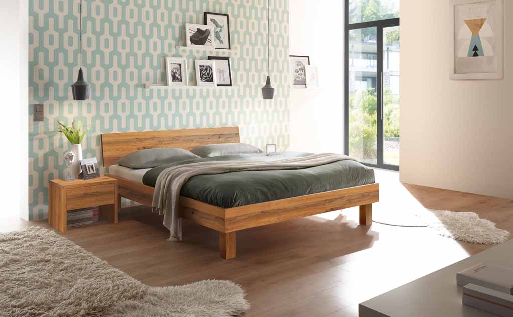 Hasena Trento - Bett Forti | Wildeiche natur, geölt Gemütliches Schlafzimmer mit Holz-Doppelbett, modernem Design und dekorativer Tapete