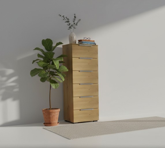 schmale braune kommode mit sechs schubladen und silberfarbigen griffen mediterran dekoriert in einem hellen raum