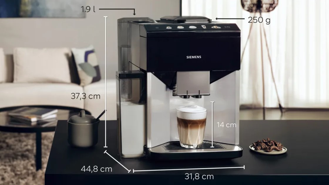 Siemens Kaffeevollautomat auf Tisch mit angegebenen Maßen und einem Latte Macchiato im Glas