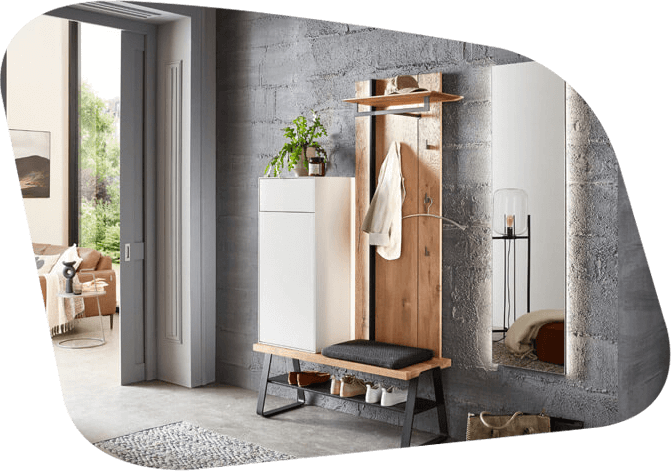 Ein einladender Eingangsbereich mit moderner Garderobe, bestehend aus Holzbank, Haken und Stauraum, vor einer stilvollen Steinwand.