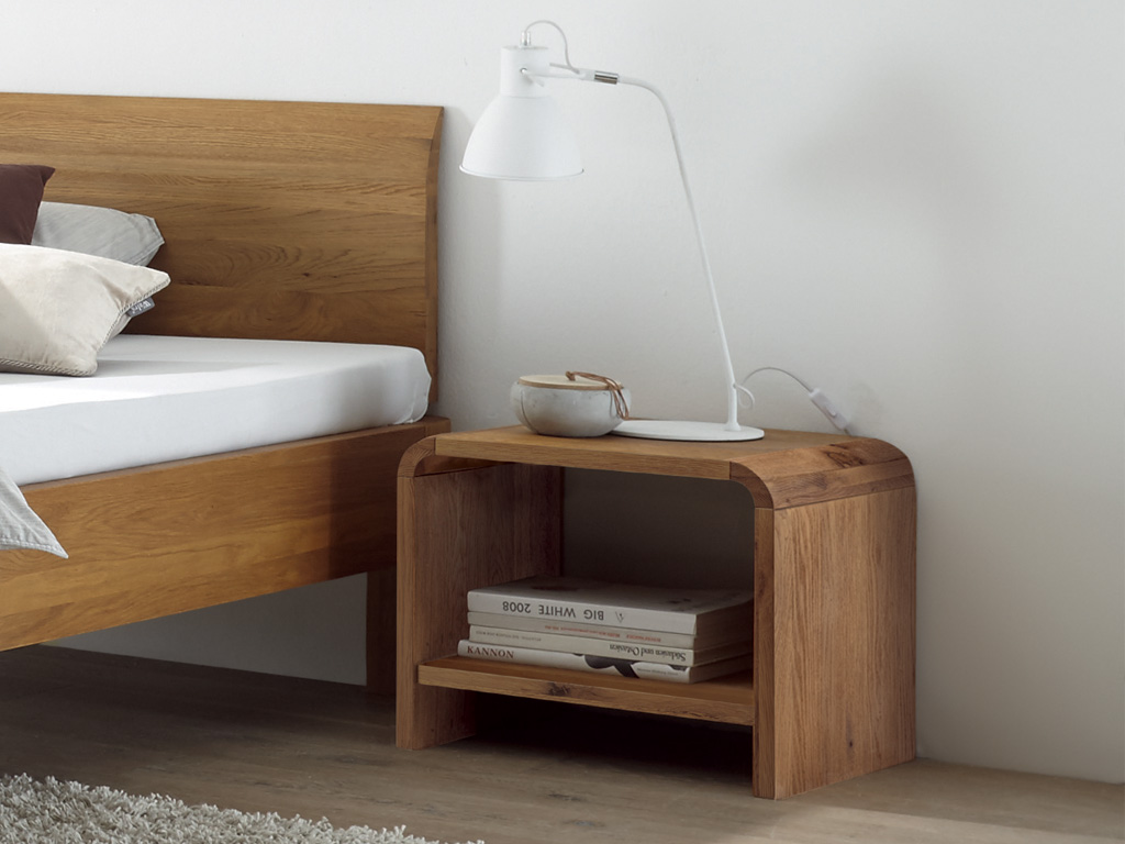 brauner Nachttisch in rundem design und einer form wie ein regal mit einem großen fach stilvoll dekoriert in einem hellen zimmer talo von hasena