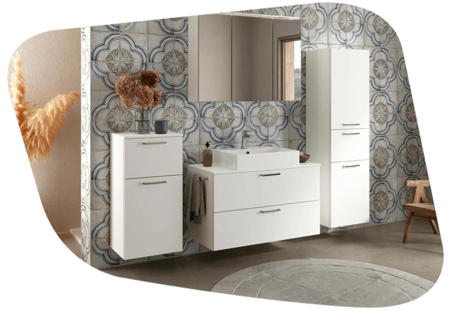 weiße Badezimmermöbel mit Musterfliesen in Landhausstil