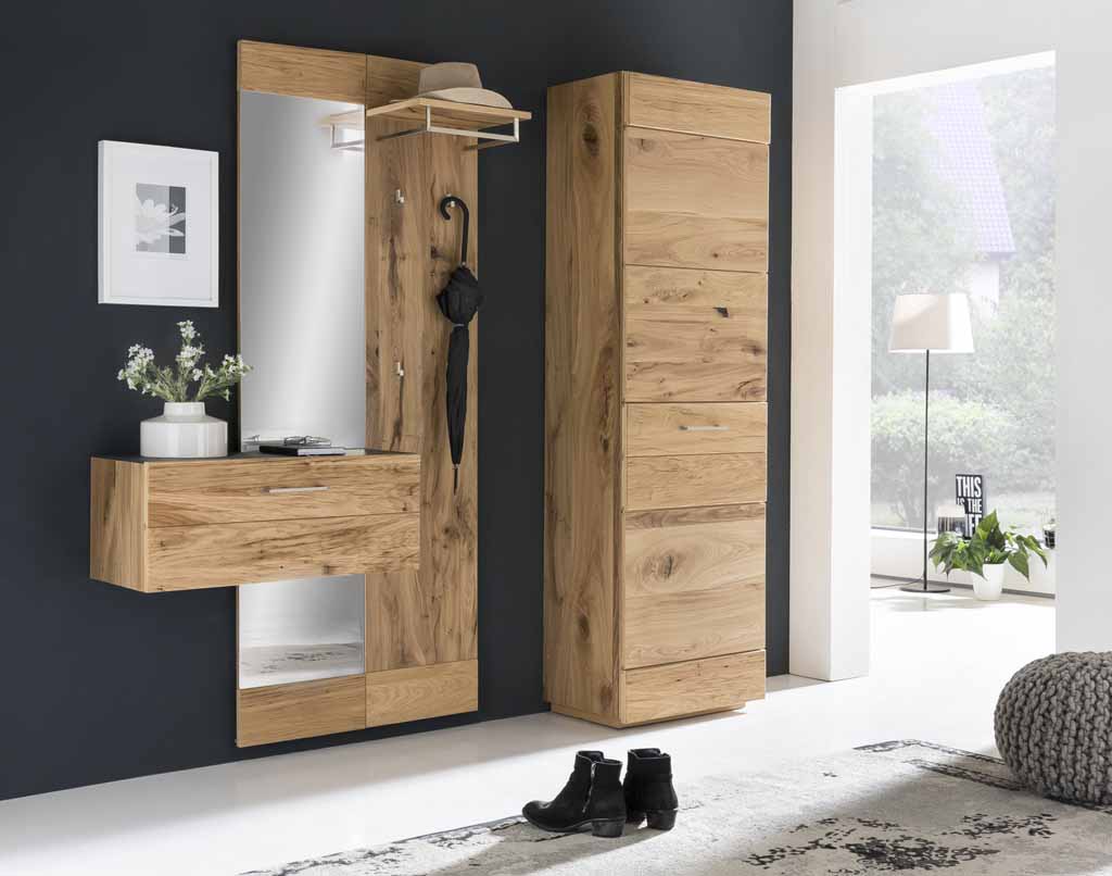 Bienenmühle Rialto - Garderoben-Set, 5-teilig | Vorschlag 7 | Balkeneiche furniert Hölzerner Garderobenschrank mit Spiegel, Haken für Schirme und Schublade, dekoriert mit Vase und Bild, in einem hellen Raum