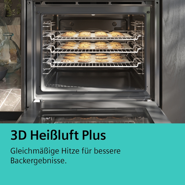 Offener Backofen mit mehreren Blechen frisch gebackener Kekse. Der Ofen nutzt die 3D Heißluft Plus Technologie für gleichmäßiges Backen.