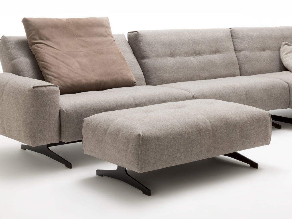 Rolf Benz 50 Polsterbank | 108 x 66 cm Bequemes graues Sofa mit einem beigen Kissen und passendem Hocker auf schwarzem Gestell