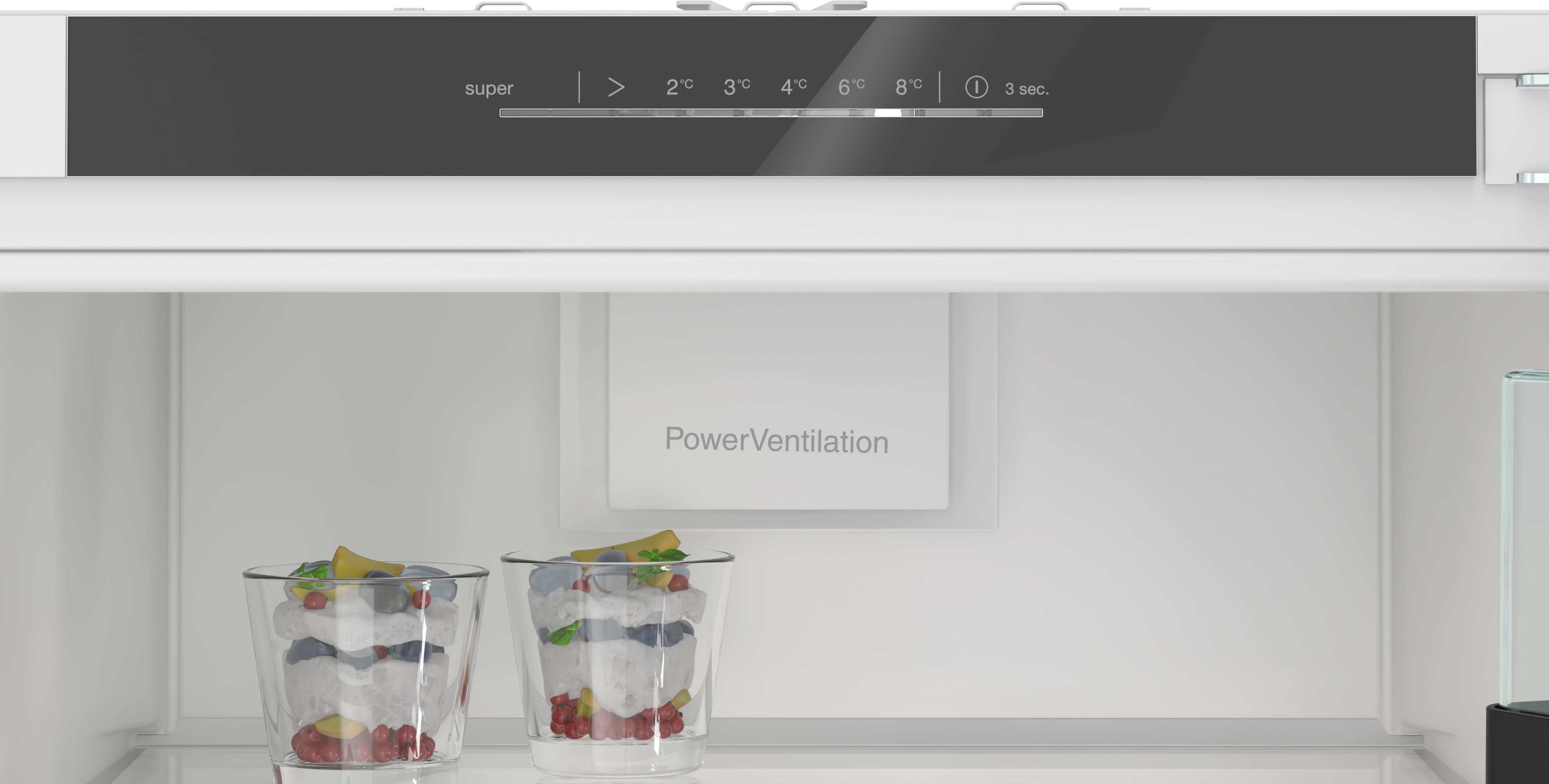Nahaufnahme des Kühlschrankinnenraums mit PowerVentilation und zwei Dessertgläsern