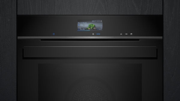 Ein moderner Backofen mit einem Touchscreen und digitalem Display für effizientes Kochen.