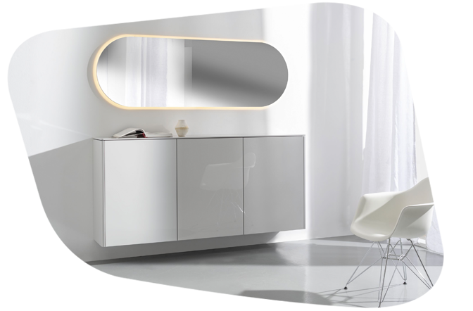 Weiße Sudbrock Garderobe mit großem weißem Spiegel, um den Raum zu vergrößern.