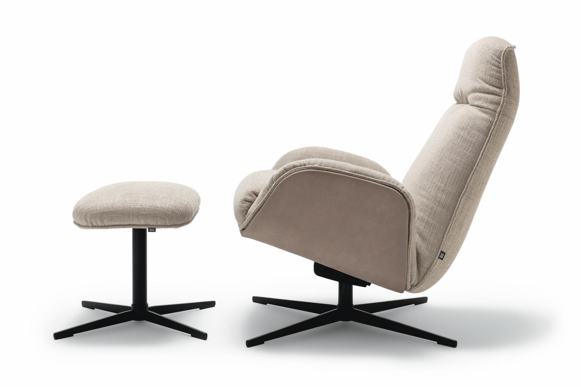 beiger Hocker und Sessel mit schwarzem Kreuzgestell vor weißem Hintergrund