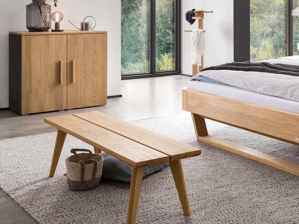 braune holzbank in einem stilvoll eingerichten schlafzimmer