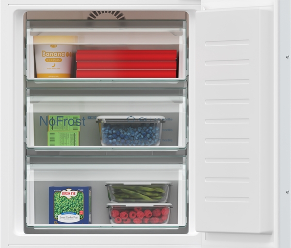 Offener Gefrierbereich mit drei vollen NoFrost Schubladen.