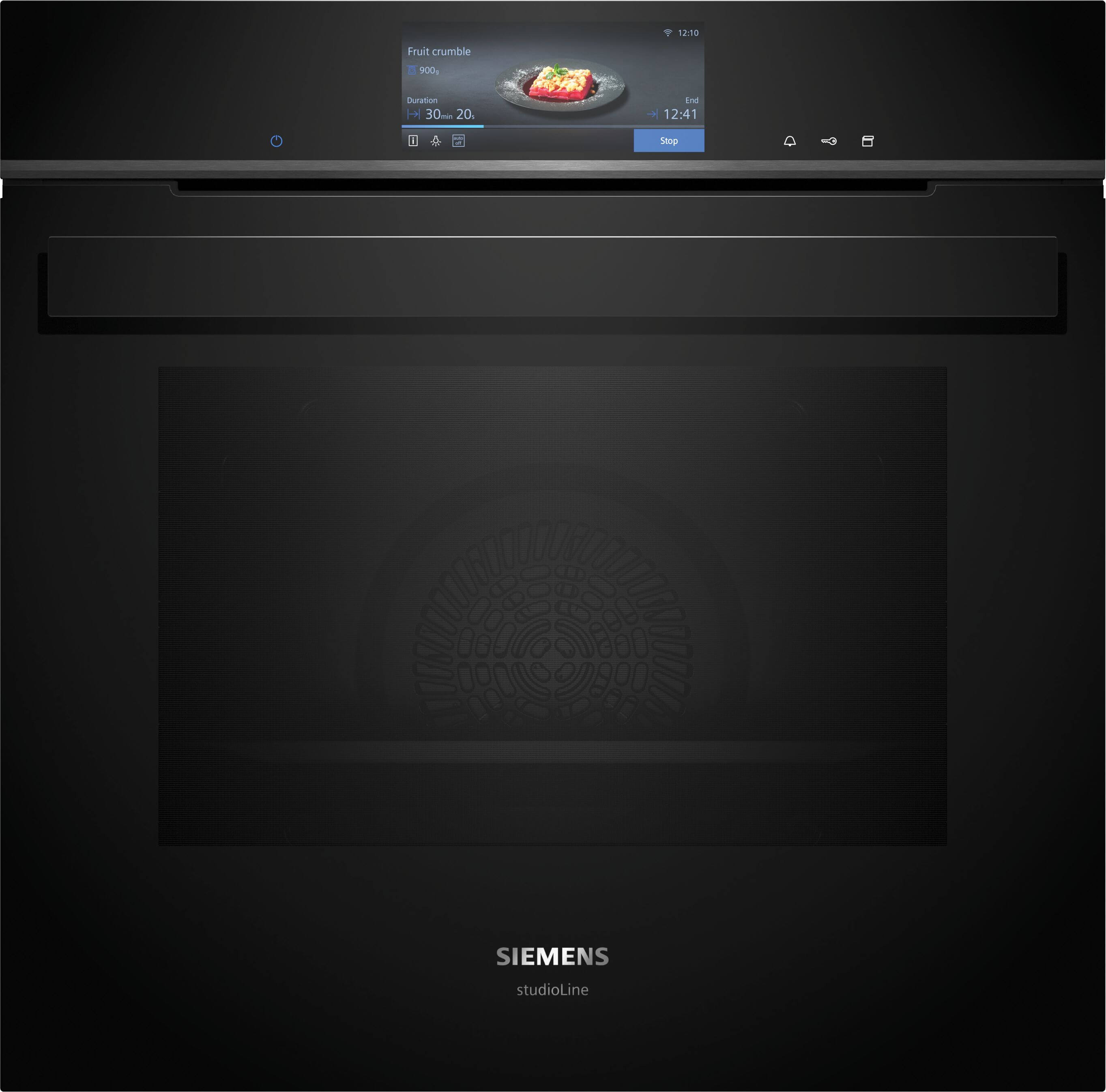 Frontalansicht des geschlossenen schwarzen Siemens studioLine Einbaubackofens mit beleuchtetem Touch-Display, das ein Rezept für Fruit Crumble anzeigt.