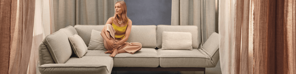 Frau auf Sofa sitzend