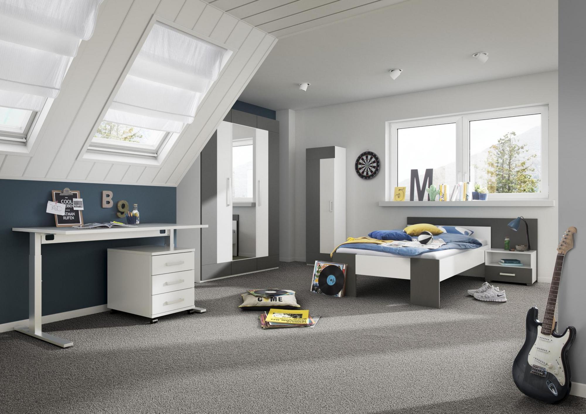 Röhr Bush cadre | großes Jugendzimmer | weiß - anthrazit Ein jugendliches Zimmer mit Dachschräge, ausgestattet mit einem Schreibtisch, Bett, Schränken und einer Gitarre.