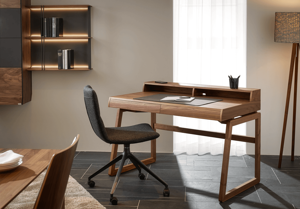 Arbeitsplatz mit Holztisch und schwarzem Bürodrehstuhl