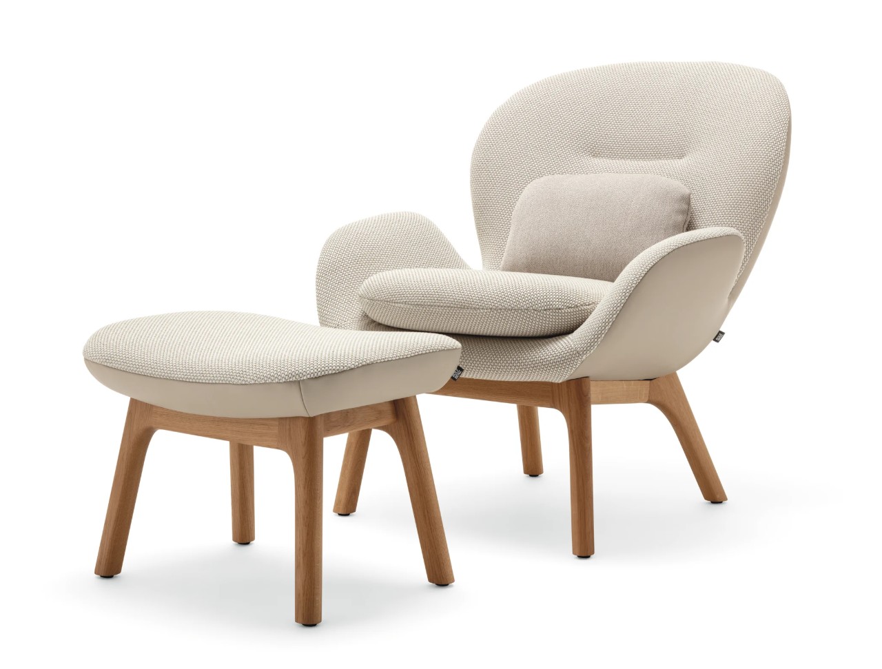 markant gepolsterter Designersessel zweifarbig beige mit braunem Holzgestell mit passendem Hocker vor weißem Hintergrund